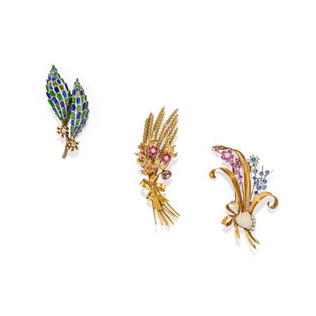 Tre spille con pietre di colore e smalti