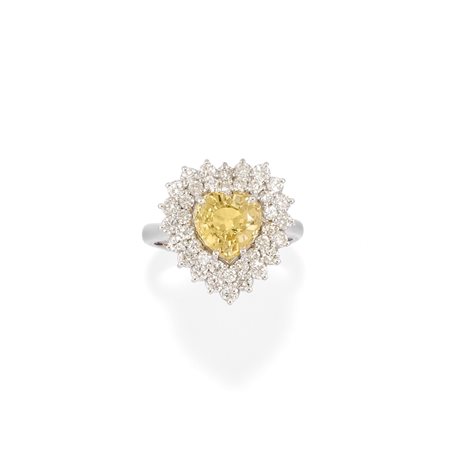 Anello con zaffiro giallo