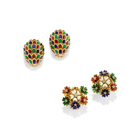 Due coppie di orecchini con smalti 