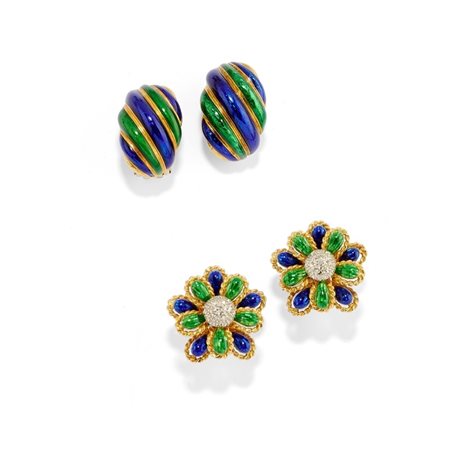 Due coppie di orecchini con smalti 