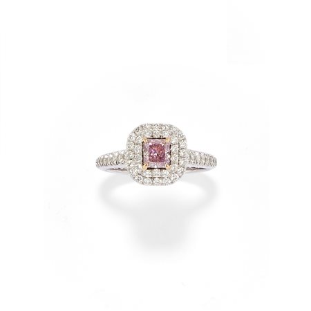 Anello con diamante fancy rosa
