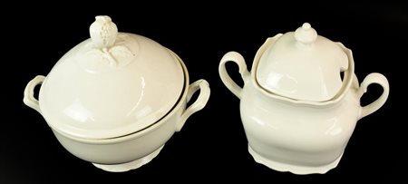 COPPIA DI ZUPPIERE IN PORCELLANA una a marchio Richard Ginori e una con...