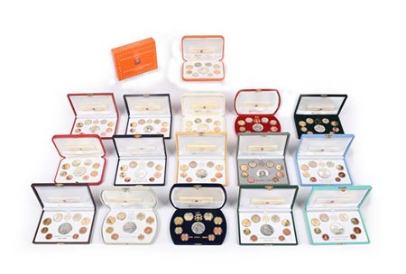 16 serie divisionali Proof con medaglia in argento Città del Vaticano...