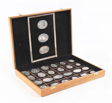 Raccolta di 27 riproduzioni in argento di cammei e pietre dure incise e...