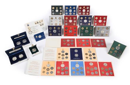 Lotto 22 Serie divisionali Città del Vaticano Giovanni Paolo II: Anno I-XXII;...