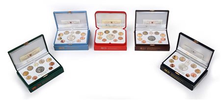 5 serie divisionali Proof con medaglia in argento Città del Vaticano...