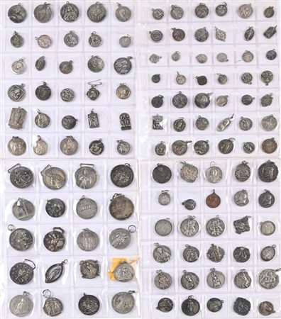 Lotto di 122 medaglie e medagliette religiose in argento e metallo Numerose...