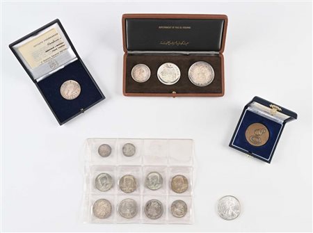 Lotto di monete e medaglie in argento e metallo vile italiane ed estere