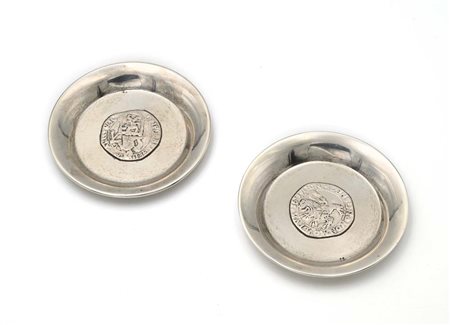 Coppia di piattini in argento con al centro Tallero del Leone...