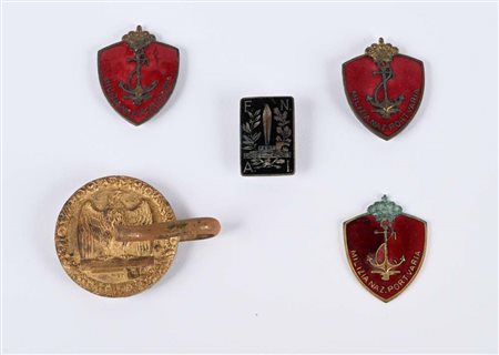 Lotto distintivi di epoca fascista: Distintivo Federazione Nazionale Arditi...