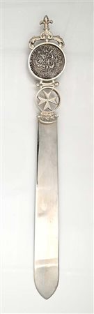 Un tagliacarte in argento 875/000 con moneta 77 grammi