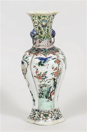 VASO IN PORCELLANA POLICROMA Cina, XIX secolo corpo baccellato dipinto con...