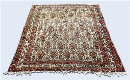 TAPPETO PERSIANO fondo crema, campo interamente decorato con motivi floreali...