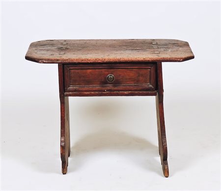 PICCOLO TAVOLO IN NOCE fine del XVII secolo un cassetto nella fascia,...