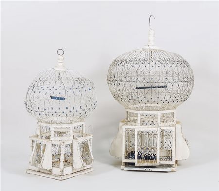 DUE VOLIERE IN LEGNO E METALLO DIPINTO INIZIO DEL XX SECOLO h cm 70, h cm 56...