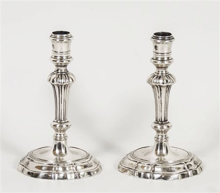 COPPIA DI CANDELIERI IN ARGENTO Roma, XVIII secolo gr 525, h cm 16,5 PAIR OF...