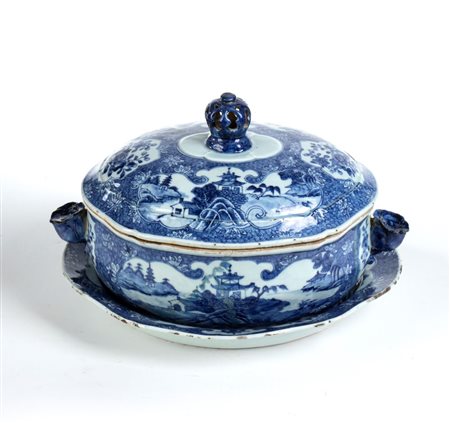  
Zuppiera in porcellana con coperchio e piatto da portata Cina, dinastia Qing, epoca Yongzheng (1678-1735)
 23 x 35 cm