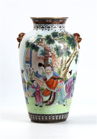  
Importante vaso in porcellana policroma Cina, periodo della Repubblica (1912-1949)
 Alt.: 33 cm