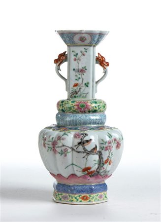  
Vaso a balaustro di forma insolita e bordo superiore polilobato Cina, periodo della Repubblica (1912-1949)
 Alt.: 23 cm