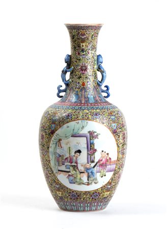  
Raffinato vaso in porcellana Cina, periodo della Repubblica (1912-1949)
 Alt.: 33 cm