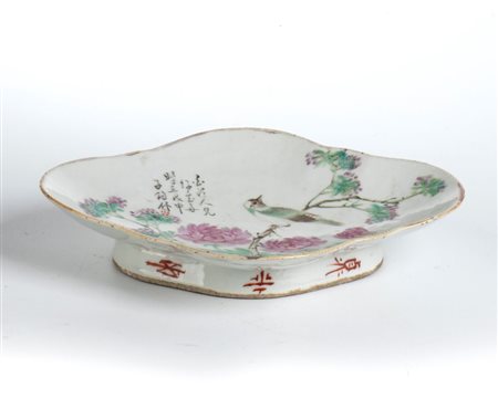  
Piatto polilobato decorato a smalti “Qianjiangcai” Cina, periodo della Repubblica (1912-1949)
 6 x 28 cm