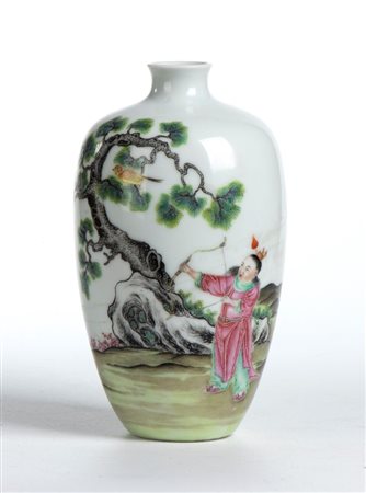  
Vaso in porcellana dipinta Cina, periodo della Repubblica (1912-1949)
 Alt.: 20 cm