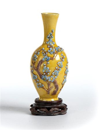  
Vaso decorato in rilievo Cina, XX secolo
 Alt.: 14 cm