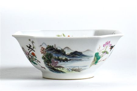  
Ciotola in porcellana di forma ottagonale Cina, seconda metà del XX secolo
 8 x 19 cm