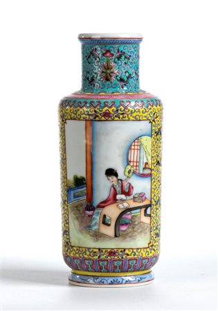  
Vaso a balaustro dipinto a smalti policromi Cina, Repubblica Popolare cinese (1960 ca.)
 Alt.: 25 cm