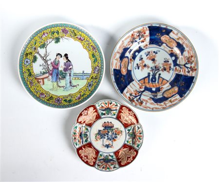  
Lotto di tre piatti orientali Cina e Giappone, XX secolo
 Diametro: 22 cm