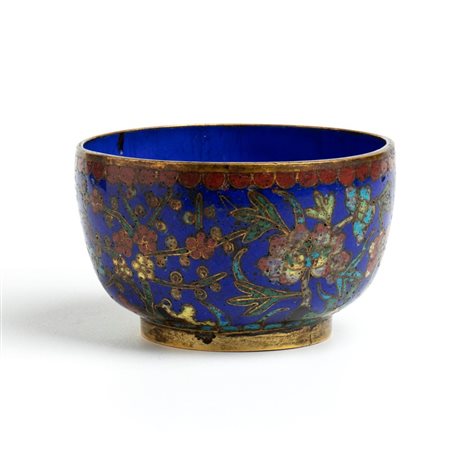  
Ciotola in bronzo a smalto cloisonné Cina, dinastia Ming (1368-1644)
 Diametro: 11,5 cm