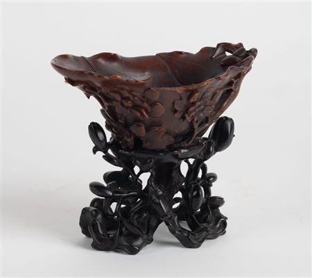  
Grande coppa da libagione in corno di rinoceronte finemente intagliata con motivi vegetali in rilievo Cina, tarda dinastia Ming (1368-1644)
 10,5 x 17,5 cm