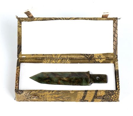  
Lama rituale in giada Cina, dinastia Qing (1644-1912)
 Lung.: 13 cm