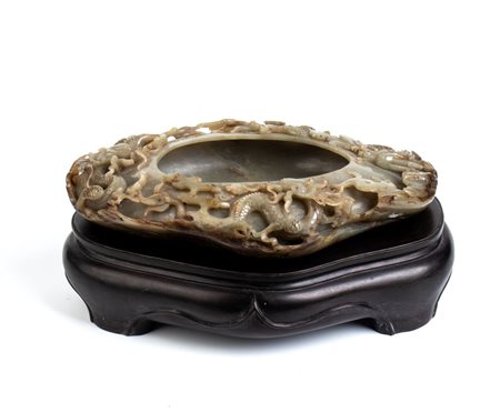  
Grande vasca in giada Cina, tarda dinastia Qing, inizi XIX secolo
 8,5 x 35 cm