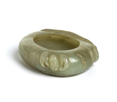  
Vaschetta in giada con decoro floreale Cina, Repubblica (1911-1949)
 1,6 x 9,2 cm