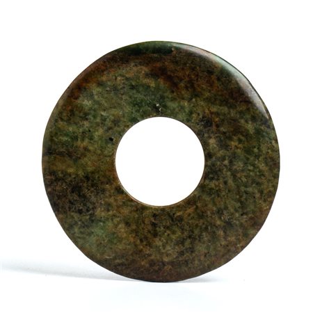  
Disco Bi in giada verde scuro Cina, XIX secolo o prima
 Diametro: 15 cm