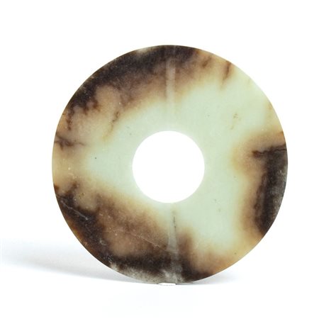  
Bel disco Bi in giada trasparente Cina, 2200-1600 a.C.
 Diametro: 14 cm