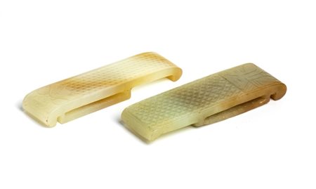  
Coppia di ornamenti in giada intagliati Cina, XIX-XX sec.
 8,1 x 2,1 cm; 8,5 x 2,5 cm