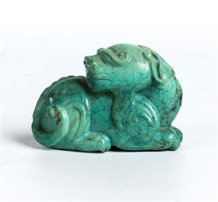  
Figura in turchese scolpita in forma di leone accovacciato Cina, dinastia Qing (1644-1912), XIX sec.
 4 x 6 cm
