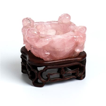  
Vaschetta in quarzo rosa con decoro di bambini Cina, prima metà del XX secolo
 4,5 x 8 x 8,5 cm