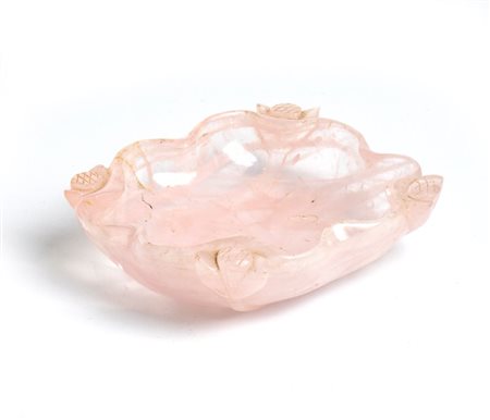  
Piccola vaschetta in quarzo rosa Cina, prima decade XX secolo 
 Alt.: 9 cm (con base)