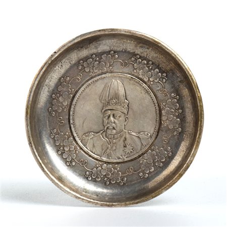  
Piattino in metallo argentato Cina, inizi XX secolo
 Diametro: 8 cm