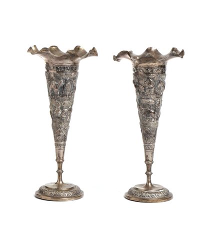  
Coppia di vasi argentati India, periodo Raj (1880-1890 ca.)
 Alt.: 23 cm