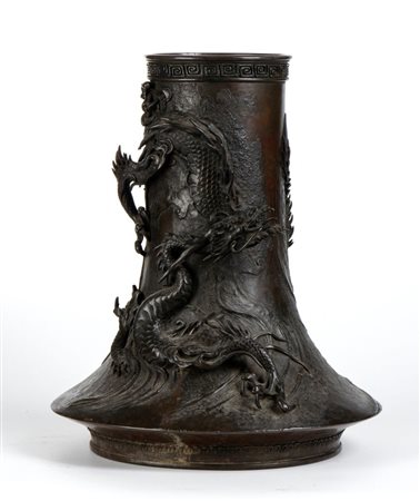  Vaso in bronzo a cera persa rastremato in forma di monte Fuji Giappone, periodo Meiji (1868-1912) Alt.: 44 cm