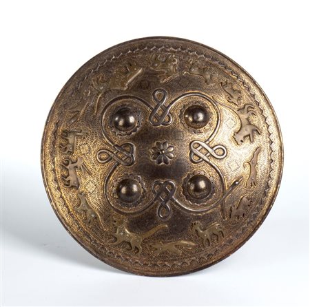  
Scudo in ferro ageminato in oro koftghari India, periodo Moghul, XVIII secolo
 Diametro: 35 cm