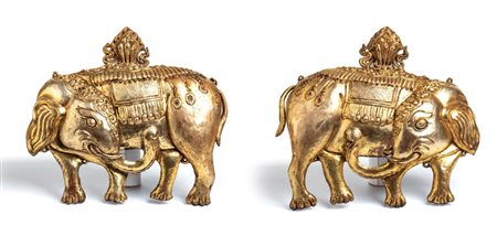  Coppia di elefanti in rame sbalzato repoussé Cina, Tibet, dinastia Qing, XIX secolo Larg.: 32 cm
