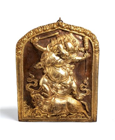  Placca in rame sbalzata repoussé Cina, Tibet, dinastia Qing, XIX secolo Larg.: 34 cm