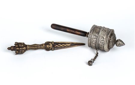  
Ruota da preghiera tibetana in argento e phurbu in bronzo Cina,Tibet, inizi del XX secolo
 Lung.: 23 cm