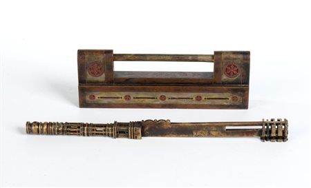  
Grande lucchetto in rame in ottone e metallo bianco (phak tong) Marchio Wanli, dinastia Ming (1563-1620)
 Lucchetto: 7 X 21 cm; chiave: 3 X 18 cm