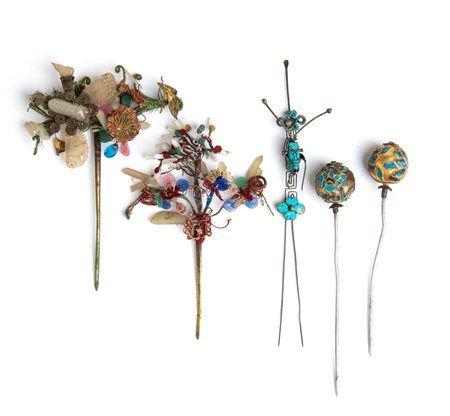  
Lotto di cinque spilloni per capelli Cina, dinastia Qing (1644-1912), XIX secolo
 Alt.: 15 cm